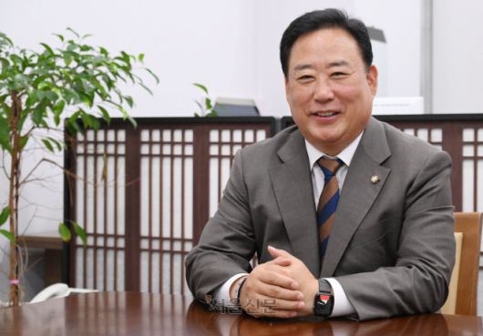 국회 농림축산식품해양수산위원회 위원장실에서 서울신문과 인터뷰하고 있는 어기구 농해수위원장. 안주영 전문기자