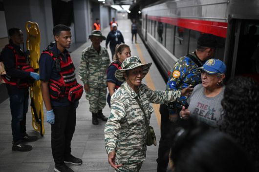 9월 27일(현지시간) 베네수엘라 카라카스에서 열린 위험 대비 훈련 중 볼리바르 민병대원이 시민들의 대피를 돕고 있다. 당국은 자연재해와 무력 충돌 상황을 가정한 훈련을 통해 ‘조국 수호’ 의지를 과시했다. AFP 연합뉴스
