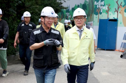 정원오(오른쪽) 성동구청장과 김영훈 고용노동부 장관이 성동구의 건설 현장을 합동점검 중인 모습. 성동구 제공