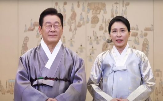 추석 영상 메시지 전하는 이재명 대통령과 김혜경 여사 - 이재명 대통령과 김혜경 여사가 추석 연휴 이틀째인 4일 한복 차림으로 영상 메시지를 통해 명절 인사를 전하고 있다. KTV 캡처, 연합뉴스