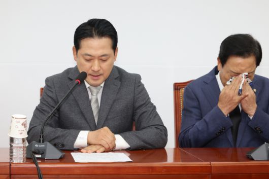 김건희 특검 수사 비판하는 장동혁 대표 - 장동혁(왼쪽) 국민의힘 대표가 10일 서울 여의도 국회에서 기자회견을 열고, 김건희 여사 관련 의혹을 수사 중인 민중기 특별검사팀에 조사받은 양평군 공무원이 자택에서 숨진 채 발견된 것과 관련해 특검 수사를 비판하고 있다. 연합뉴스