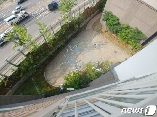 2020년 6월 강원 원주시 일가족 살인사건 현장. 방화로 폭발하면서 베란다 난간과 유리창이 박살 나 땅에 떨어져 있다.  뉴스1