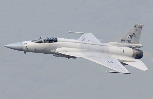 파키스탄 공군의 JF-17 ‘선더’ 전투기가 비행하고 있다. JF-17은 중국과 파키스탄이 공동개발한 4세대 다목적 전투기로, 정밀 유도폭탄과 장거리 공대지 미사일을 운용할 수 있다. (사진=Shimin Gu, CC BY-SA 4.0, Wikimedia Commons)