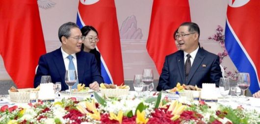 박태성(오른쪽) 북한 내각 총리와 리창 중국 국무원 총리의 회담이 지난 11일 평양 만수대의사당에서 진행됐다고 조선중앙통신이 12일 보도했다. 평양 조선중앙통신 연합뉴스