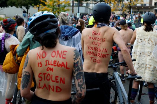 12일(현지시간) 미국 오리건주 포틀랜드에서 이민세관단속국(ICE)의 이민자 단속 강화와 주방위군 배치 가능성에 항의하는 ‘나체 자전거 시위’가 알려 수천명이 참가했다. 2025.10.12 로이터 연합뉴스