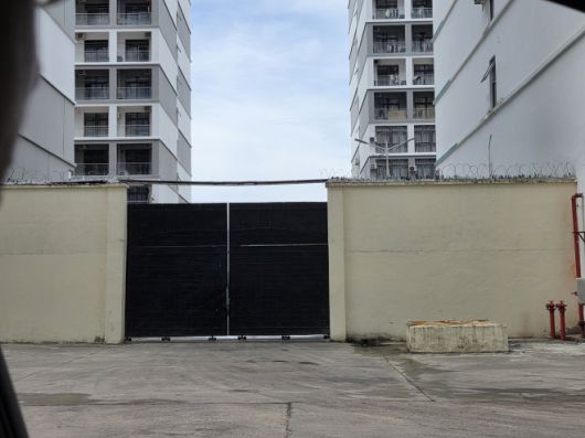 돌담 위에 설치한 철조망과 깨진 유리조각 - 14일(현지시간) 오후 캄보디아 시하누크빌에 있는 범죄 단지로 추정되는 건물 인근에 철조망과 깨진 유리조각을 설치한 담벼락이 들어서 있다. 2025.10.14 연합뉴스