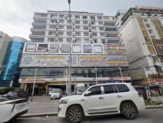 중국어 간판 즐비한 캄보디아 시하누크빌 상가 건물 - 14일(현지시간) 오후 캄보디아 시하누크빌 상가 건물에 현지어와 함께 중국어 간판이 붙어 있다. 2025.10.14 연합뉴스