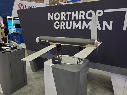 미국 워싱턴에서 열린 ‘AUSA 2022’ 행사 노스럽 그러먼 부스에 전시된 스위치블레이드 600L 체계. 에어로바이런먼트가 공개한 사진이다. 출처=에어로바이런먼트 인스타그램