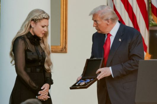 도널드 트럼프 대통령이 2025년 10월 14일(현지시간) 워싱턴 백악관 로즈가든에서 보수 논객 고(故) 찰리 커크에게 자유의 메달을 추서하며, 그의 아내이자 터닝포인트USA 신임 대표인 에리카 커크에게 메달을 전달하고 있다. 로이터 연합뉴스