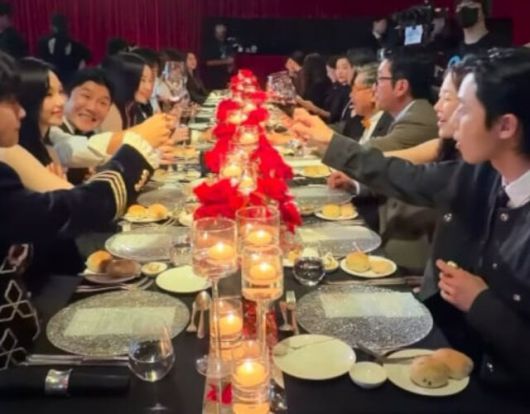 15일 서울 종로구 포시즌스 호텔에서 패션 매거진 ‘더블유 코리아’ 주최로 열린 ‘LOVE YOUR W 2025’ 행사 모습. 유방암에 대한 인식 개선이라는 슬로건을 내걸고 올해로 20주년을 맞아 성대하게 치러졌지만, 노출이 있는 의상과 음주 등 취지와 동떨어진 파티에 대한 비판이 쏟아졌다. 자료 : 더블유 코리아 인스타그램