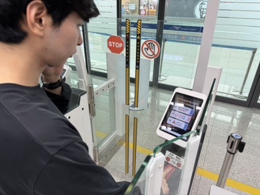 법무부 - 법무부는 17일부터 인천공항에서 캄보디아로 출국하는 국민이 관련 위험을 인지할 수 있도록 안내하는 조치를 시행한다고 밝혔다. 사진은 자동출국심사대 모니터에 캄보디아 관련 위험성을 안내하는 문구가 표출되는 모습.  법무부