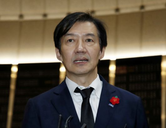 조국 조국혁신당 비상대책위원장이 18일 제주시 봉개동 제주4·3평화공원에서 헌화와 분향을 한 뒤 취재진 질의에 답변하고 있다. 2025.10.18. 뉴시스