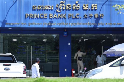 캄보디아 범죄조직 배후로 알려진 프린스그룹 - 캄보디아에서 한국인 납치ㆍ감금이 잇따라 발생하며 정부가 대응에 나선 가운데 17일(현지시간) 캄보디아 최대 범죄단지로 꼽혔던 ‘태자단지’ 운영 등 조직적 범죄의 배후로 알려진 프린스그룹에서 운영하는 은행의 모습. 프린스그룹과 그 회장인 천즈는 캄보디아 등지를 근거지로 삼아 활동하며 전 세계 피해자들의 돈을 뜯어내고 인신매매한 노동자들을 고문하는 불법 스캠(사기)센터를 운영한 혐의로 지난 14일 미국ㆍ영국 정부의 제재를 받기도 했다. 2025.10.17 연합뉴스