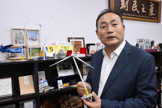 김원이 더불어민주당 의원이 19일 국회 의원회관에서 진행된 서울신문과의 인터뷰에 앞서 해상풍력 기술에 대해 설명하고 있다. 안주영 전문기자