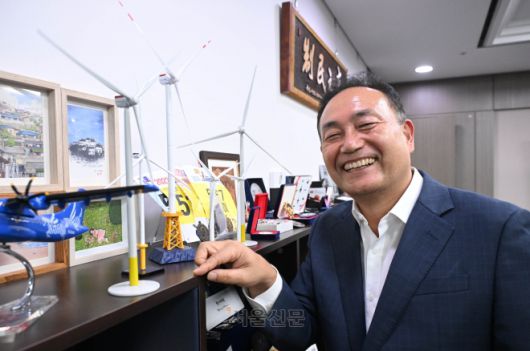 김원이 더불어민주당 의원이 19일 국회 의원회관에서 서울신문과 인터뷰를 하기 전 해상풍력 모형 앞에서 활짝 웃고 있다. 안주영 전문기자