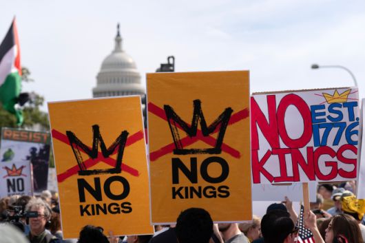 18일(현지시간) 미국 워싱턴D.C. 펜실베이니아 애비뉴에서 도널드 트럼프 미국 대통령의 정책에 반대하는 ‘노 킹스’(No Kings·왕은 없다) 시위가 벌어지고 있다. 2025.10.18 워싱턴 AP 연합뉴스