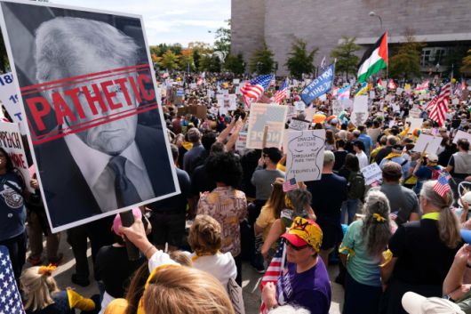 18일(현지시간) 미국 워싱턴D.C.에서 도널드 트럼프 미국 대통령의 정책에 반대하는 ‘노 킹스’(No Kings·왕은 없다) 시위가 벌어지고 있다. 2025.10.18 워싱턴 AP 연합뉴스