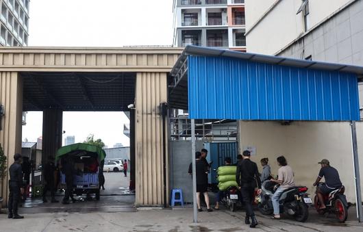 ‘철통보안’ - 18일(현지시간) 캄보디아 시아누크빌 내 범죄단지로 알려진 건물 입구에서 검문이 이뤄지고 있다. 2025.10.18 뉴스1