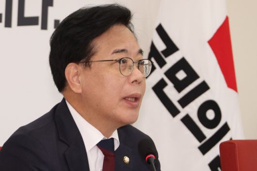 국민의힘 송언석 원내대표, 국감 중간평가 기자간담회 - 국민의힘 송언석 원내대표가 20일 서울 여의도 국회에서 국정감사 중간평가 등 현안 관련 기자간담회를 하고 있다. 2025.10.20 연합뉴스