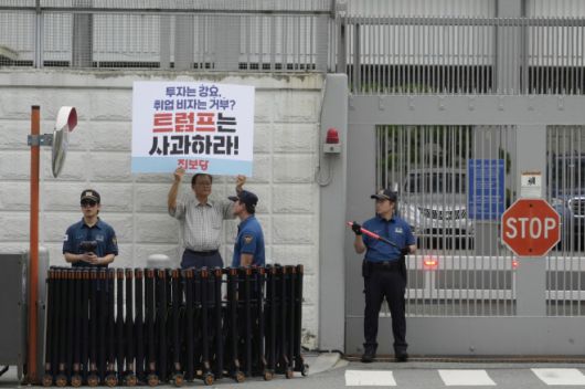 2025년 9월 9일(현지시간) 미국 조지아주에서 발생한 한국인 근로자 이민단속 사건에 항의하는 시민이 서울 주한미국대사관 앞에서 시위를 벌이고 있다. 손팻말에는 ‘트럼프는 사과하라’라고 적혀 있다. AP 연합뉴스