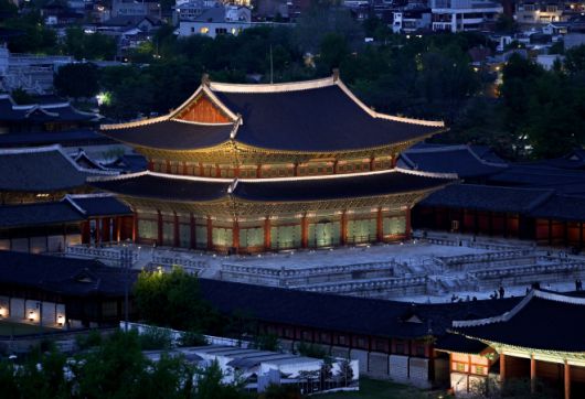 조명으로 빛나는 근정전 - 경복궁 야간 개장이 시작된 8일 서울 종로구 경복궁 근정전에서 시민들이 건물을 둘러보고 있다. 2025.5.8 연합뉴스