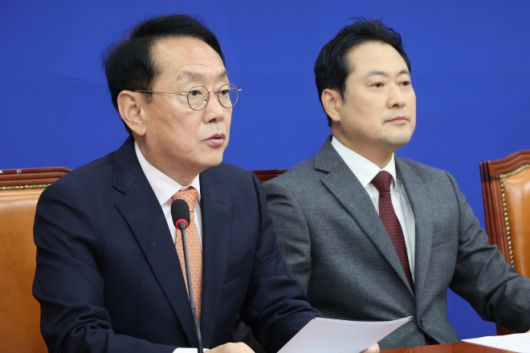 발언하는 김도읍 정책위의장 - 김도읍(왼쪽) 국민의힘 정책위의장이 지난 22일 서울 여의도 국회에서 열린 부동산 정책 정상화 특별위원회 첫 회의에서 발언하고 있다. 오른쪽은 장동혁 국민의힘 대표. 연합뉴스