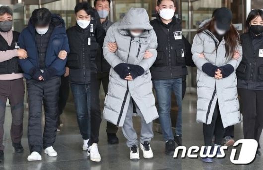 왼쪽부터 유명식당 대표 살해 주범 박씨, 범행을 실행한 김씨와 아내 이씨가 제주동부경찰서에서 검찰로 송치되고 있다.   뉴스1