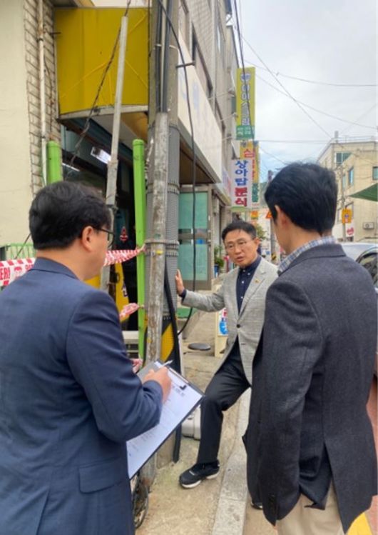 최기찬 의원(가운데)이 차고지 펜스 첯거 및 모서리 통행로 정비 공사 완료로 통행공간 확보 현장을 확인했다.