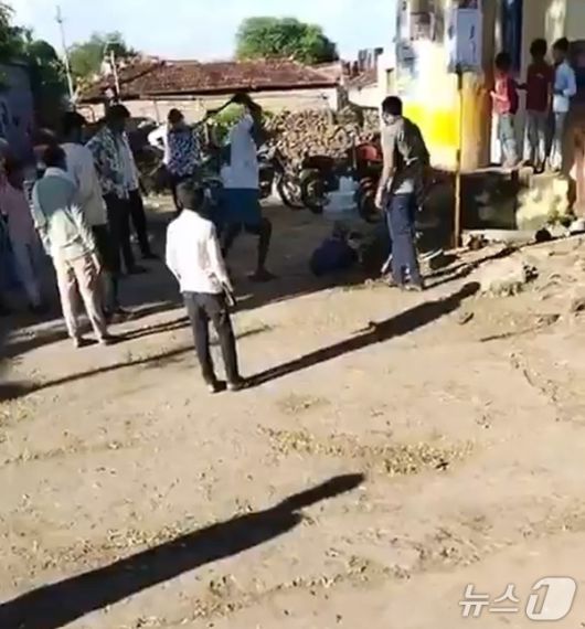 지난 21일 인도 카르나타카주에서 한 27세 남성이 불륜 관계의 연인을 찾아왔다가 연인의 가족들에게 몽둥이로 폭행당해 숨지는 일이 있었다. 출처 엑스(X·옛 트위터)·뉴스1