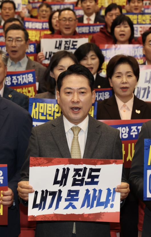 국민의힘, 이재명 정부 부동산 정책 규탄 - 장동혁 국민의힘 대표가 27일 오후 서울 여의도 국회 의원회관에서 열린 국민의힘 전국 광역의원 및 강원도 기초의원 연수에서 참석자들과 이재명 정부의 부동산 정책을 규탄하는 구호를 외치고 있다. 2025.10.27. 뉴시스