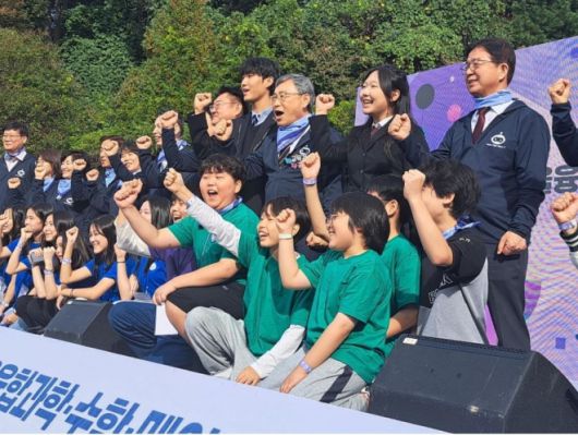 ‘2025 서울융합과학·수학·메이커 축제(Science + Math + Makers = I)’에 참석한 이종태 의원이 화이팅을 외치고 있다.