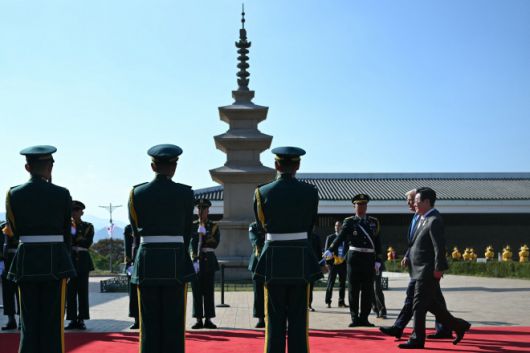 도널드 트럼프 미국 대통령과 이재명 대통령이 2025년 10월 29일 경주 국립경주박물관에서 열린 의장대 사열을 함께하고 있다. AFP 연합뉴스