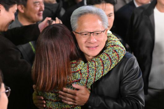 젠슨 황, ‘지포스’ 한국 출시 25주년 행사 참석 - 젠슨 황 엔비디아 최고경영자(CEO)가 30일 오후 서울 강남구 코엑스에서 열린 엔비디아 그래픽카드(GPU) ‘지포스’의 한국 출시 25주년 행사에 참석하고 있다. 2025.10.30 [공동취재