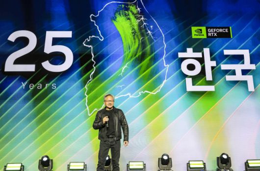 무대 오른 젠슨 황 - 젠슨 황 엔비디아 최고경영자가 30일 서울 코엑스에서 열린 엔비디아의 그래픽카드(GPU) ‘지포스’ 출시 25주년 행사에서 단상에 올라 발언하고 있다. 2025.10.30 공동취재