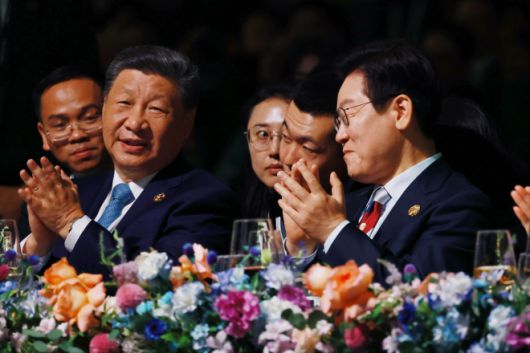 APEC 갈라만찬 문화공연 지켜보는 시진핑 주석과 이재명 대통령 - 이재명 대통령과 시진핑 중국 국가주석이 31일 경북 경주시 라한셀렉트호텔에서 열린 2025 아시아태평양경제협력체(APEC) 정상회의 환영 만찬에서 문화 공연을 관람하며 박수를 치고 있다. 2025.10.31 연합뉴스