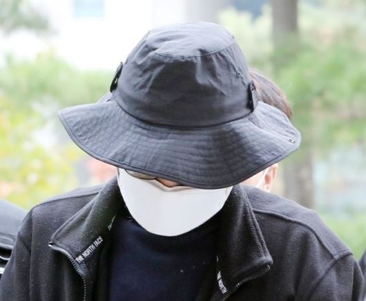 층간소음 갈등을 빚은 아랫집 일가족 3명에게 흉기를 휘두른 이씨가 영장실질심사를 받기 위해 인천지법으로 들어가고 있다.    연합뉴스