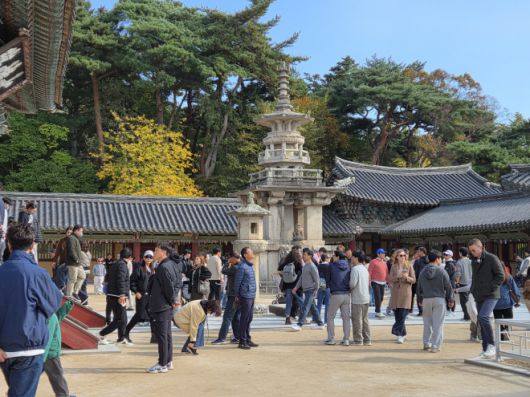 2일 낮 경북 경주 진현동 불국사에  관광객들이 북적이고 있다. 2025. 11. 02. 경주 김형엽 기자
