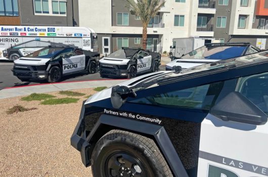 라스베이거스 메트로폴리탄 경찰국이 공개한 테슬라 ‘사이버트럭’ 순찰차들이 시내 복합건물 앞에서 시범 전시되고 있다. 이번에 도입된 차량은 총 10대로 방탄 기능과 전기 구동 시스템을 갖췄다. 2025년 10월, 미국 네바다주 라스베이거스. 사이버트럭 오너스 클럽