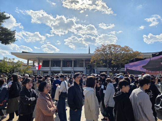 2일 낮 경북 경주 인왕동 국립경주박물관에서 열린 특별전 ‘신라금관, 권력과 위신’을 보러 온 관람객들이 줄을 서 있다. 2025. 11. 02. 경주 민경석 기자