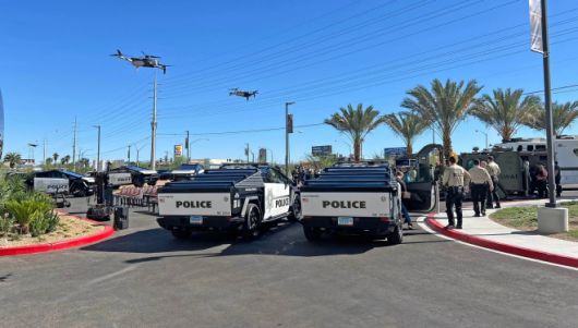 라스베이거스 메트로폴리탄 경찰국이 공개한 테슬라 ‘사이버트럭’ 순찰차들이 시내 복합건물 앞에서 시범 전시되고 있다. 이번에 도입된 차량은 총 10대로 방탄 기능과 전기 구동 시스템을 갖췄다. 2025년 10월, 미국 네바다주 라스베이거스. 사이버트럭 오너스 클럽