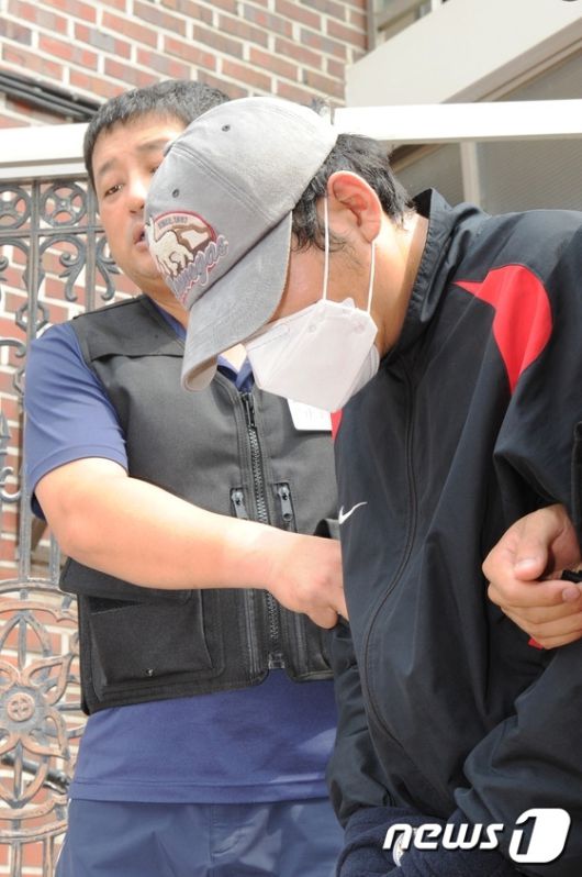 2016년 6월 춘천에서 동거녀의 2세 아들을 장롱에 던져 숨지게 한 정씨가 현장검증 후 심경을 밝히고 있다.  뉴스1