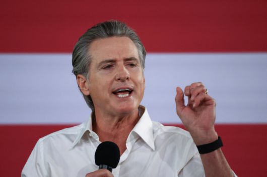 개빈 뉴섬 미국 캘리포니아 주지사가 11월 1일(현지시간) 로스앤젤레스 컨벤션센터에서 열린 유권자 집회에서 발언하고 있다. 그는 오는 4일 실시되는 선거의 의회 선거구 개편안(프로포지션 50) 찬성 캠페인을 지지했다. 로이터 연합뉴스