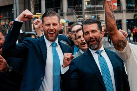 도널드 트럼프 주니어(왼쪽부터), 에릭 트럼프, 잭 위트코프 월드리버티파이낸셜 공동창업 겸 최고경영자가 2025년 8월 13일(현지시간) 미국 뉴욕 나스닥 빌딩 앞에서 상장 종소리를 울린 뒤 환호하고 있다. 이날 행사에서는 15억 달러 규모의 ALT5 채권 발행과 월드리버티파이낸셜의 재무 전략 채택이 발표됐다. 로이터 연합뉴스