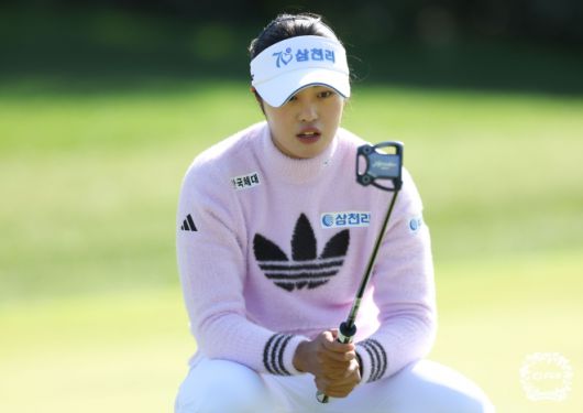 그린 보는 서교림 - [서울=뉴시스] 고승민 기자 = 2일 제주시 엘리시안 제주CC에서 열린 ‘S-OIL 챔피언십 2025’ FR에서 서교림이 그린을 보고 있다. (사진=KLPGA 제공) 2025.11.02. photo@newsis.com *재판매 및 DB 금지  <저작권자ⓒ 공감언론 뉴시스통신사. 무단전재-재배포 금지.>