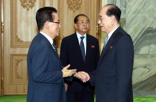 문재인 대통령 방북 특별수행단 박지원 민주평화당 의원이 18일 평양 인민문화궁전에서 김영남 북한 최고인민회의 상임위원장과 대화하고 있다. 2018.9.18 평양사진공동취재단