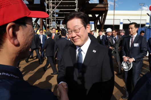 이재명 대통령이 26일(현지시간) 미국 필라델피아의 한화 필리조선소에서 직원들을 격려하고 있다. 2025.8.27 필라델피아 연합뉴스