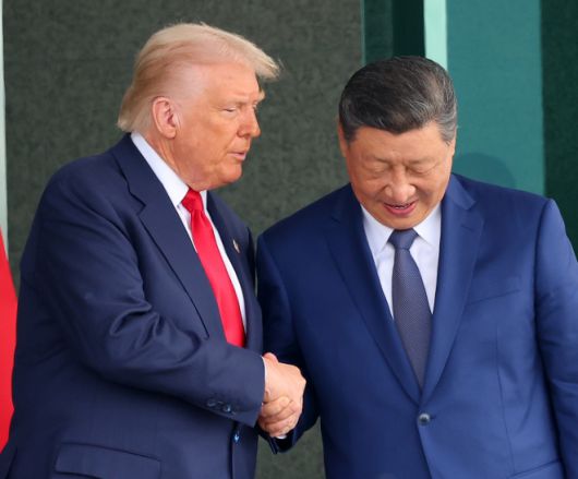 도널드 트럼프 미국 대통령과 시진핑 중국 국가주석이 30일 부산 김해공군기지 의전실 나래마루에서 미중 정상회담을 마친 뒤 회담장을 나서며 악수하고 있다. 2025.10.30 부산 연합뉴스