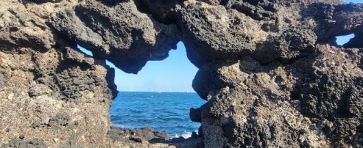 돌담형 불턱에 뚫린 공간으로 펼쳐보이는 제주시 협재바다의 모습. 제주 강동삼 기자