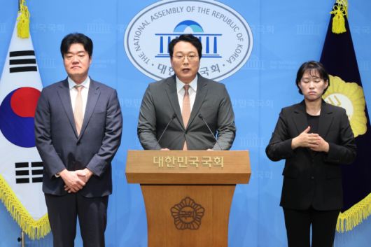 10.15 부동산 대책의 위법성 지적하는 천하람 의원 - 개혁신당 천하람 의원이 5일 서울 여의도 국회 소통관에서 10.15 부동산 대책의 위법성을 지적하는 기자회견을 하고 있다. 2025.11.5 연합뉴스