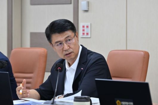 상임위원회 회의에서 발언하는 이봉준 의원